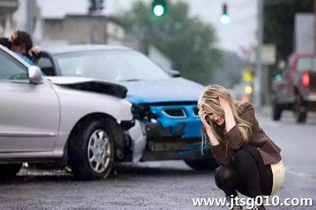 发生交通事故后，当事人该怎么办?
